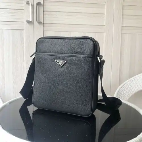 G*u*i s bags 2110yz0044