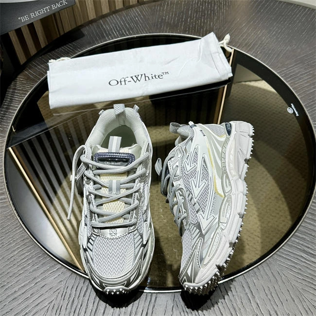 Elegant Off-White Sneaker 3099